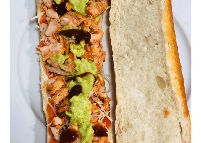 Montadito de pollo y aguacate