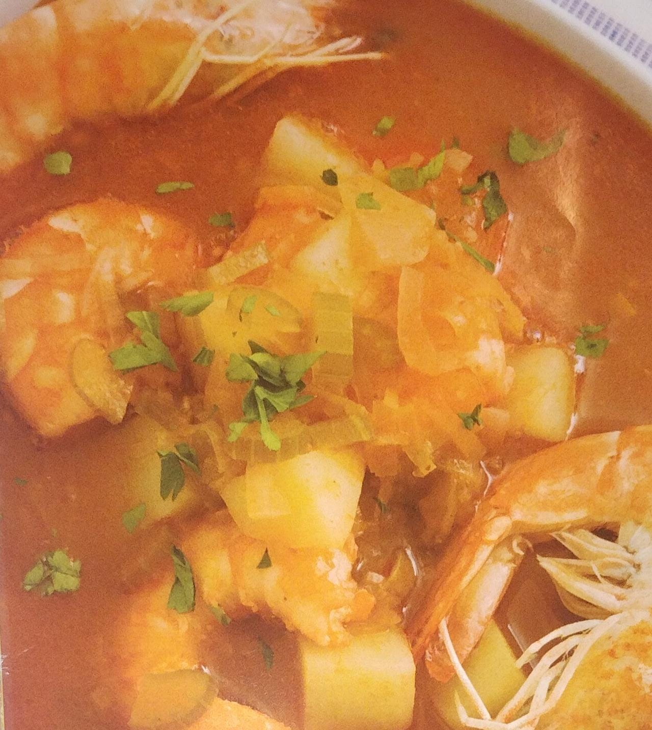 Sopa de clamato con camarón y papa