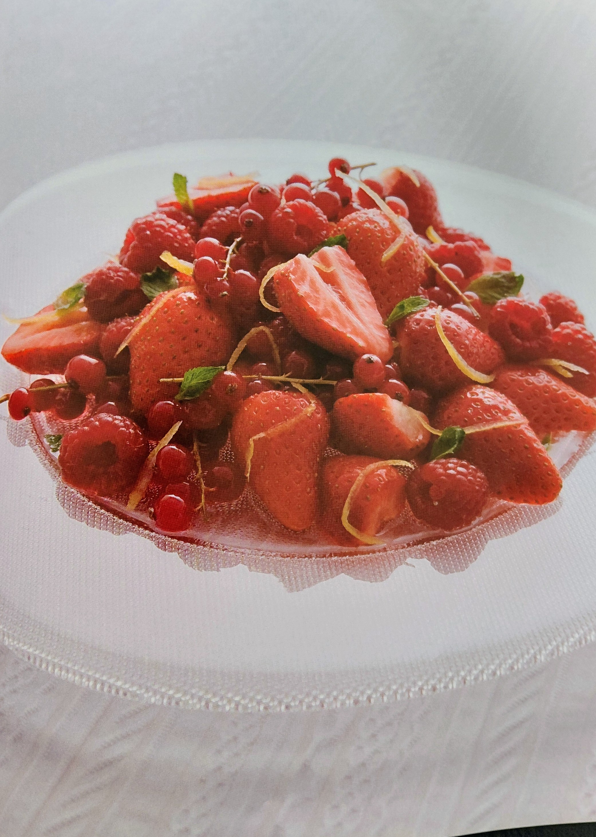 Frutas rojas con almíbar de cítricos 