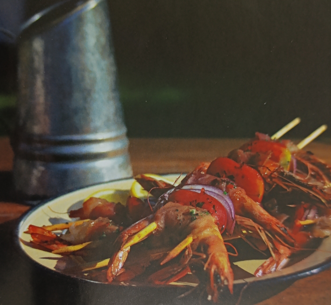 Brochetas de camarones con jamón crudo