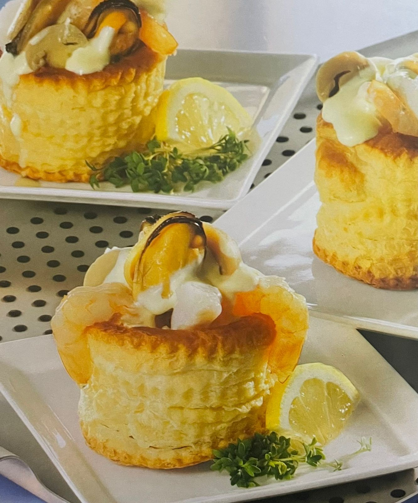 Canapés de paté de pescado con almejas