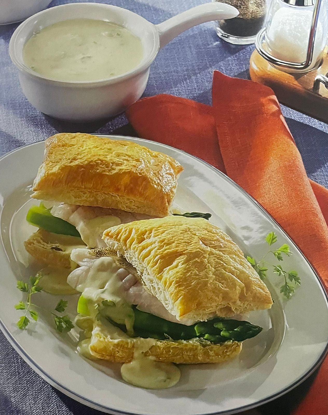 Espárragos y merluza en canapés