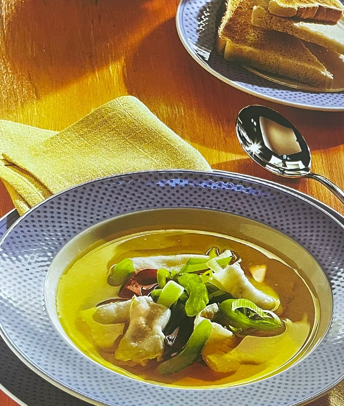 Carpaccio de róbalo con caldo