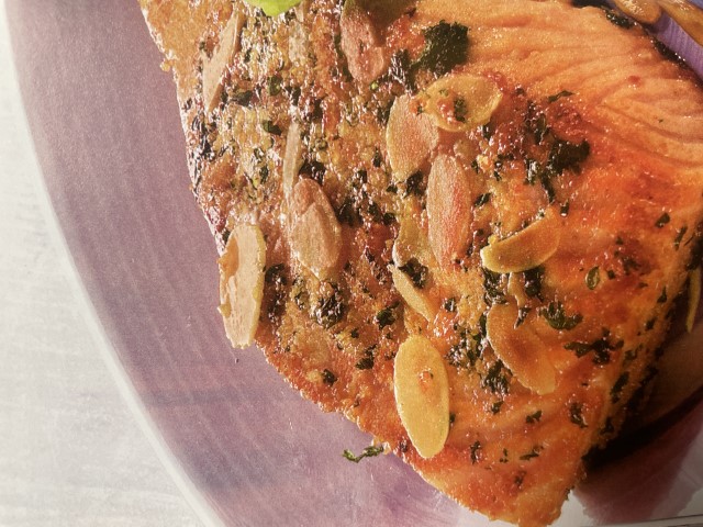 Salmón con rebozado de almendra