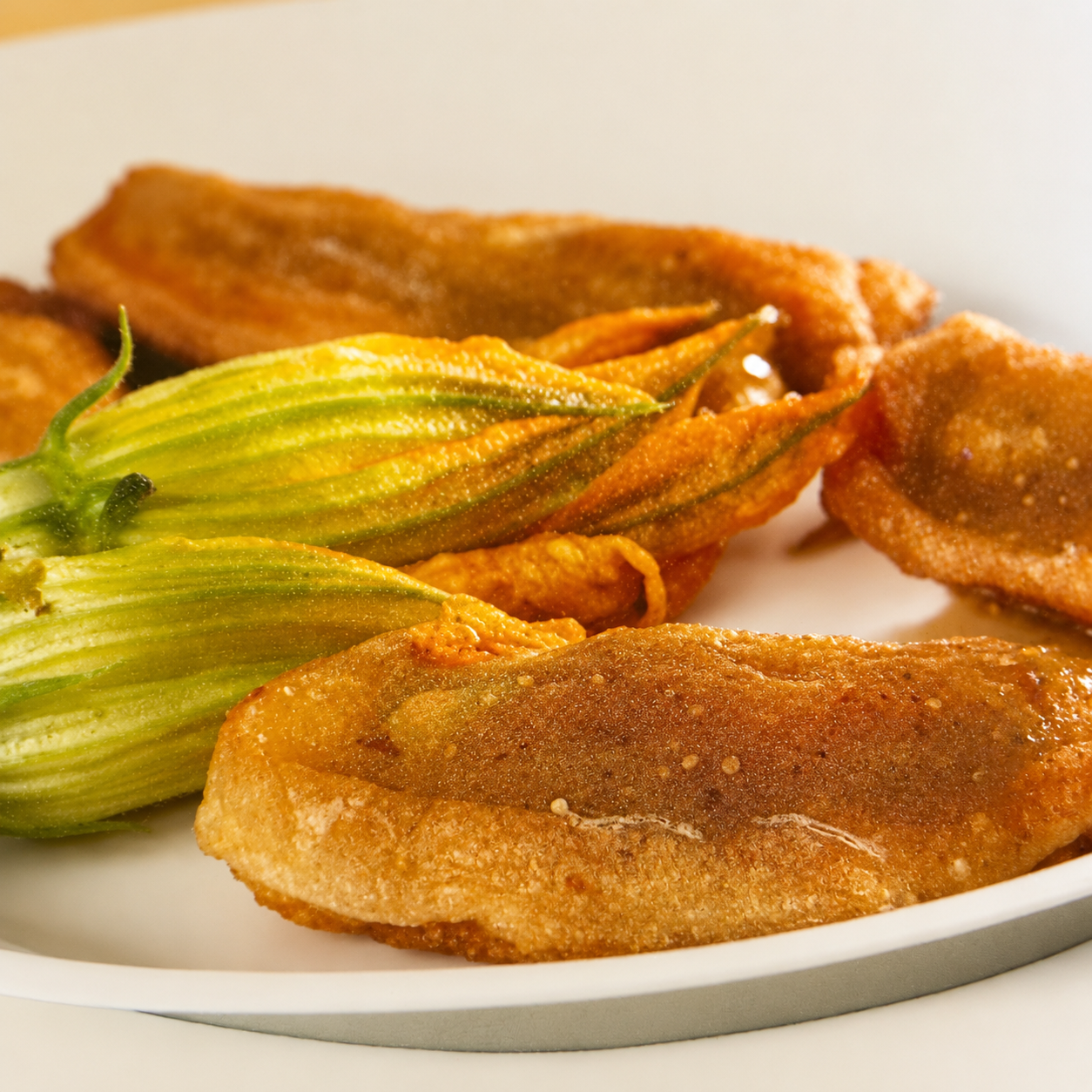 Flor de calabaza rellena en salsa de jalapeño