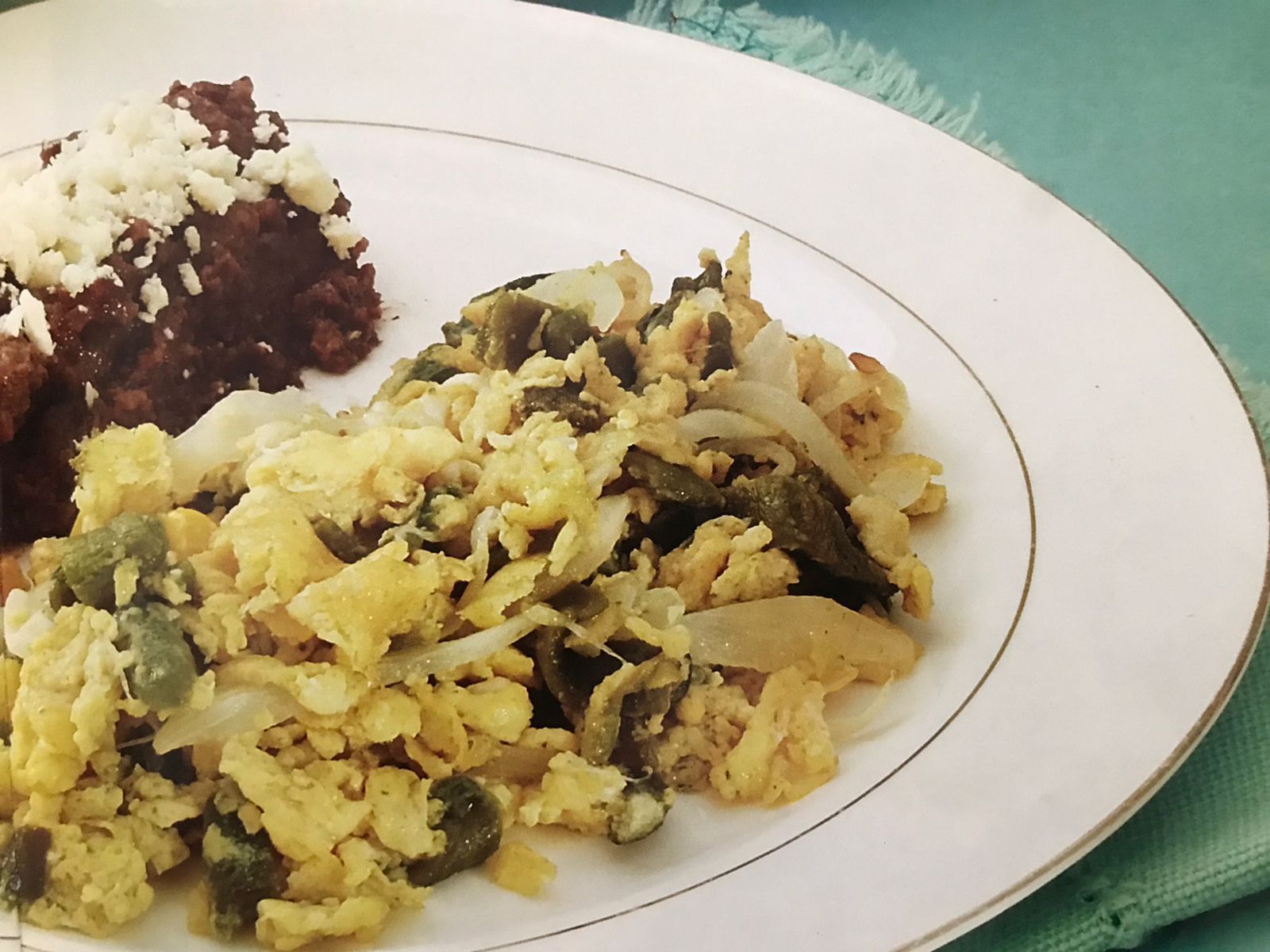 Huevos revueltos con rajas