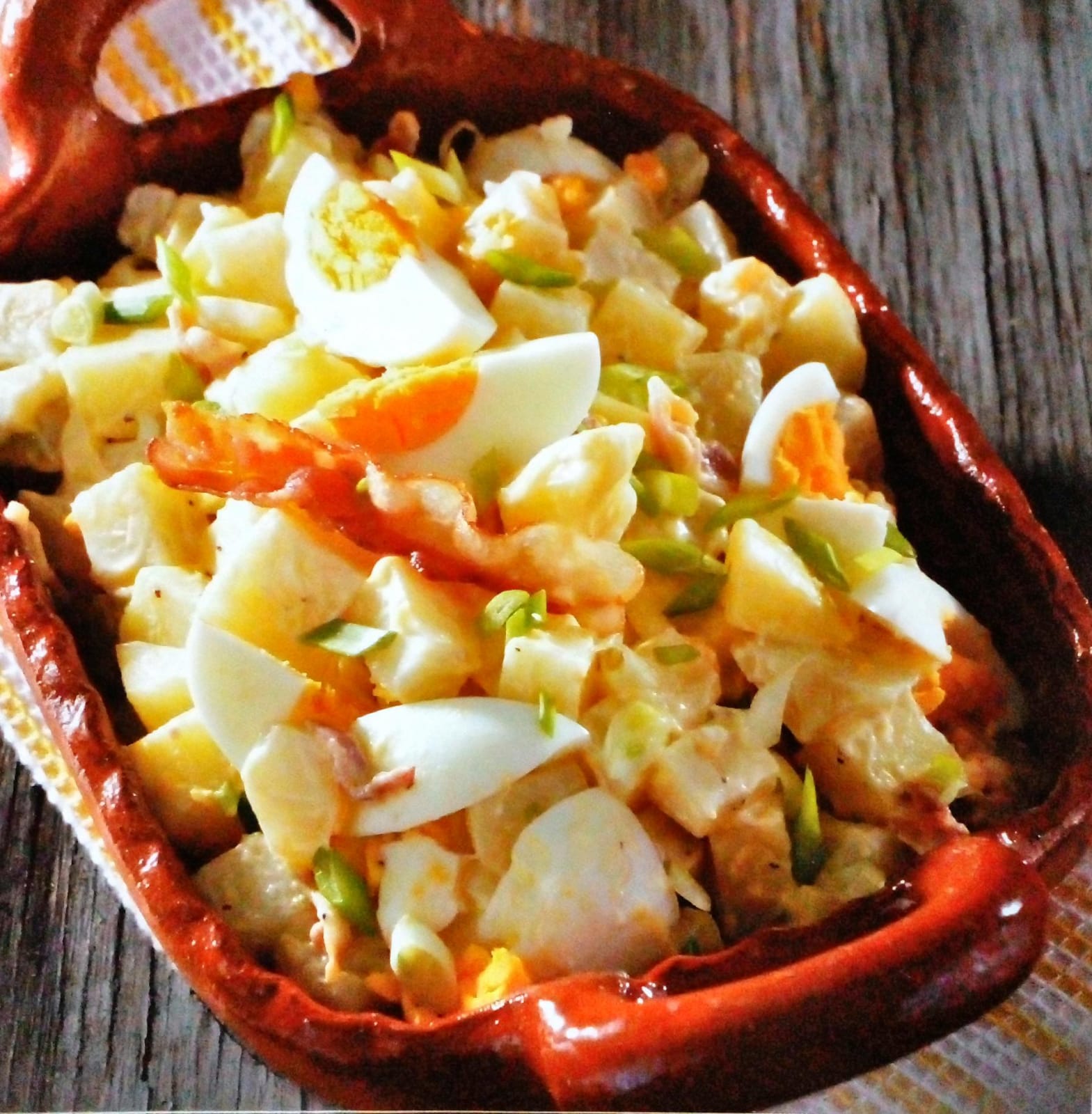 Ensalada Rusa (con huevo y tocino)