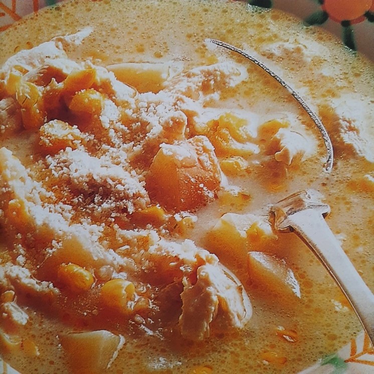 Sopa de pollo y maíz