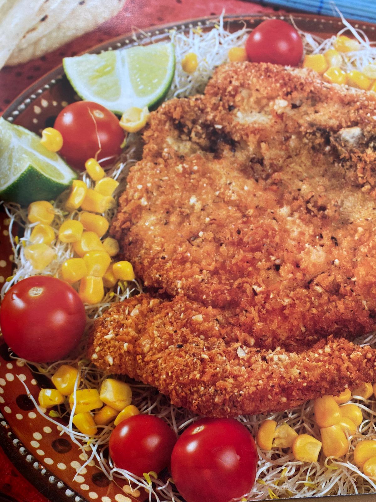 Pollo empanizado en avellanas, acompañado de ensalada