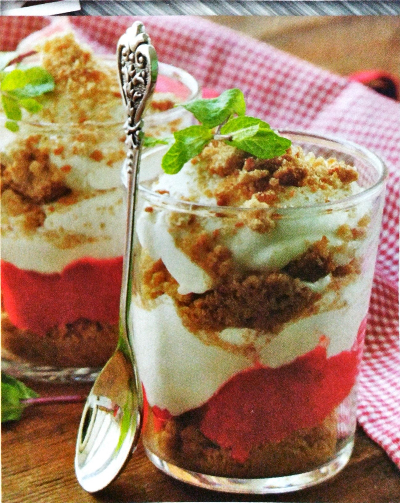 Helado con fresas y galletas